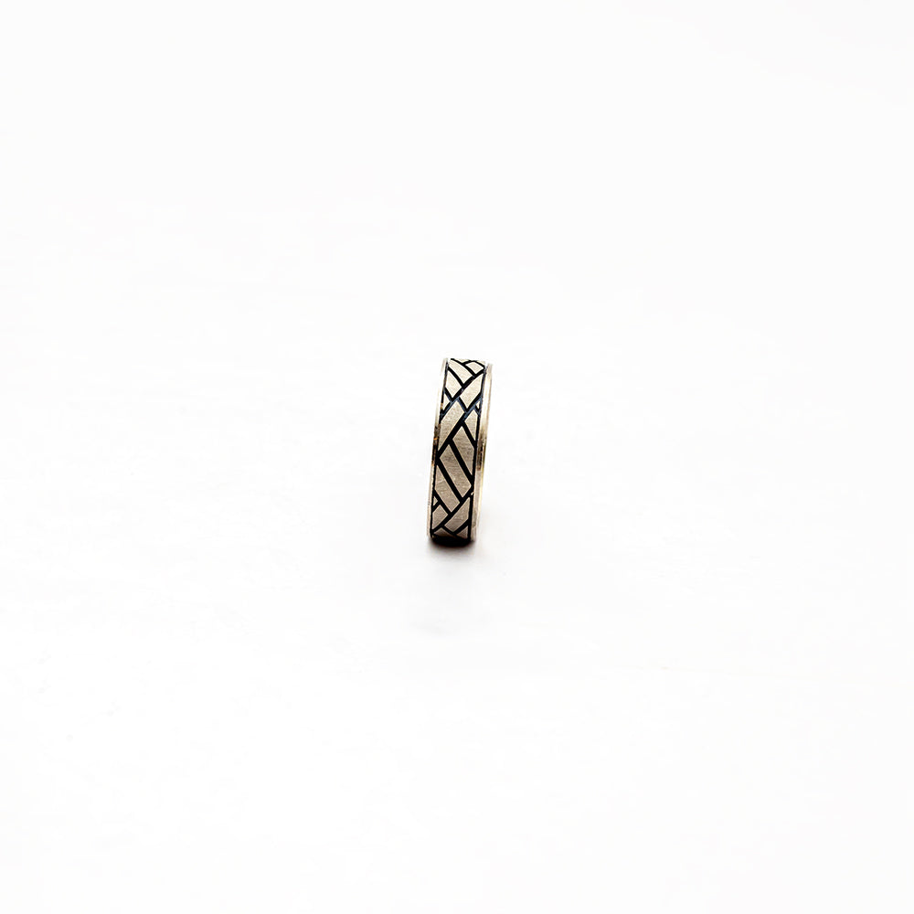 CRISS CROSS RING