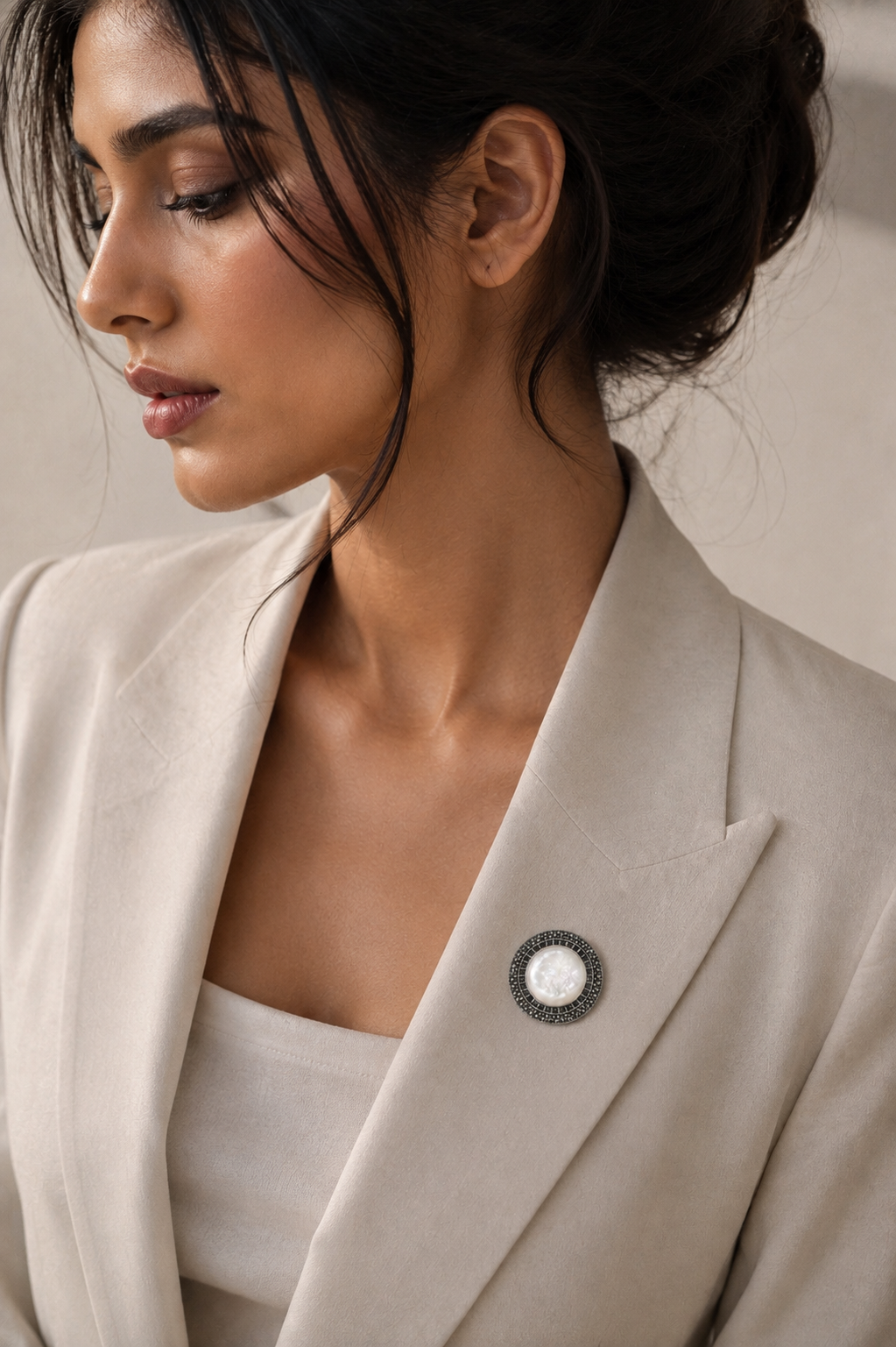 The "Aura" Vintage Art Deco Mother of Pearl Circular Brooch