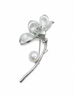 Load image into Gallery viewer, Moonlight Lily Pearl Brooch
